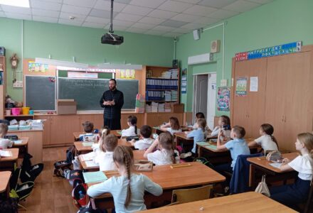 Священник поздравил школьников с Пасхой