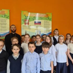Наш батюшка провел в школе №33 уроки о жизни Русской Православной Церкви в годы Великой Отечественной войны
